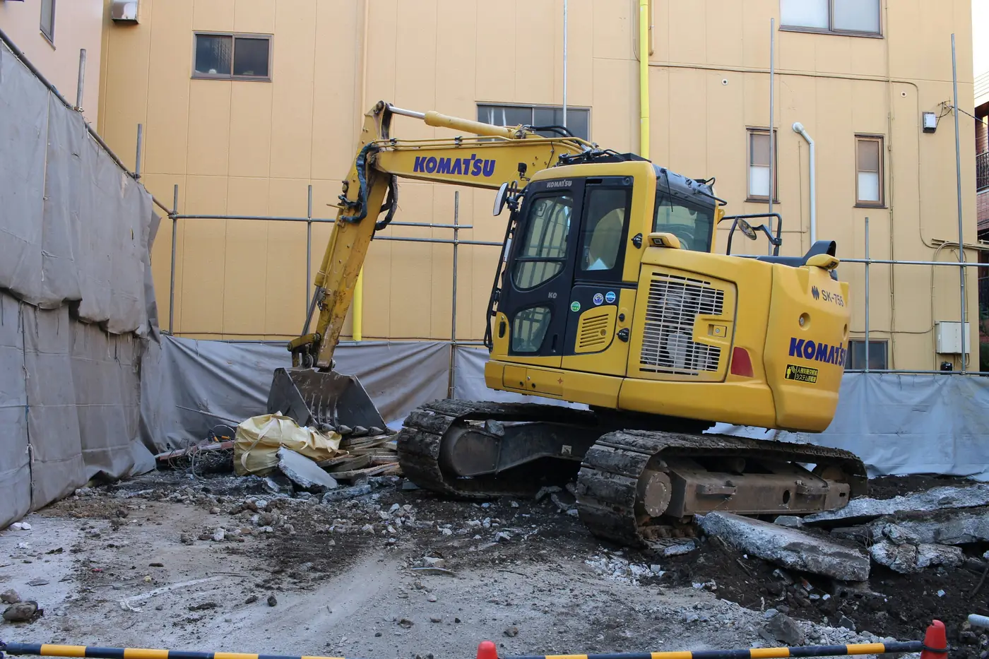 Excavatrice sur un chantier de construction au Québec